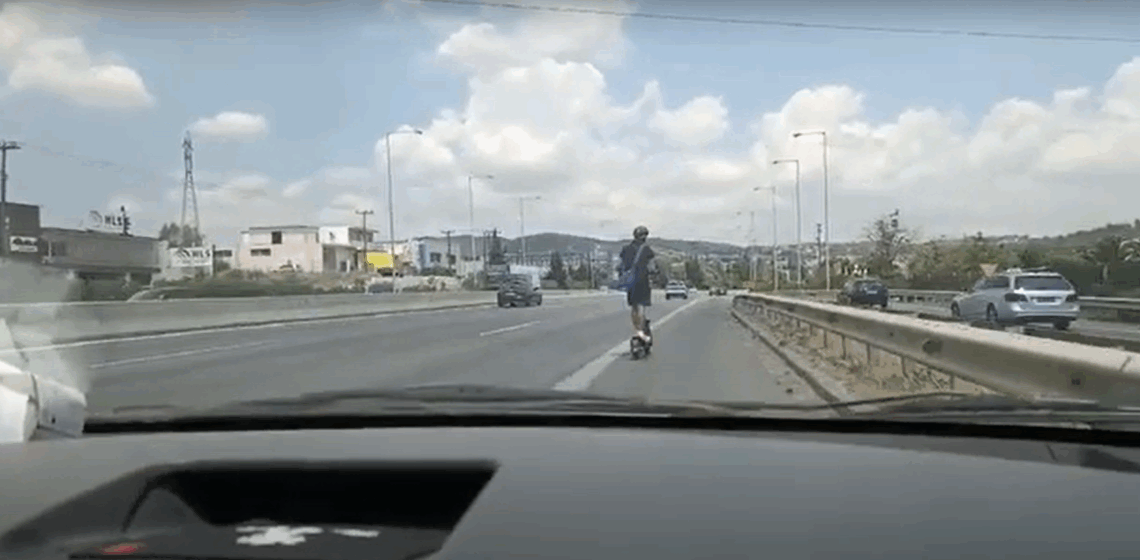 Απίστευτο! Με πατίνι και τέρμα τα γκάζια στην εθνική οδό (video)
