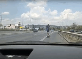 Απίστευτο! Με πατίνι και τέρμα τα γκάζια στην εθνική οδό (video)