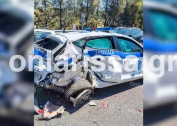 Αγροτικό στη Λάρισα έπεσε πάνω σε περιπολικό – Στο νοσοκομείο δύο αστυνομικοί