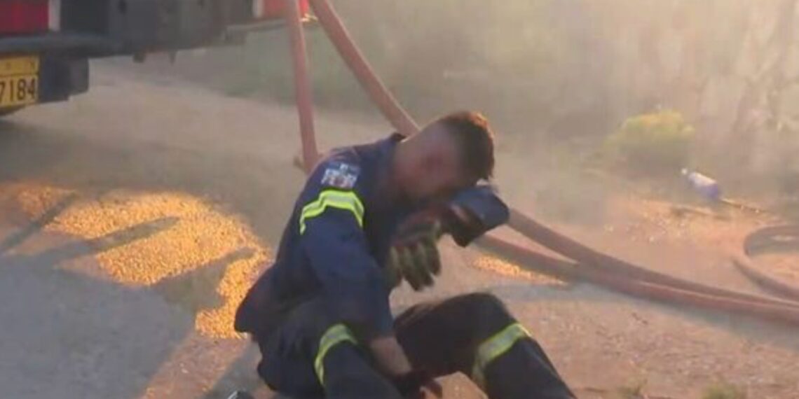 Η στιγμή που εθελοντής πυροσβέστης καταρρέει στη φωτιά στο Κρυονέρι (βίντεο)