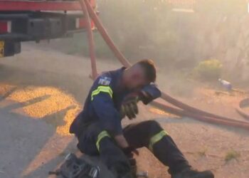 Η στιγμή που εθελοντής πυροσβέστης καταρρέει στη φωτιά στο Κρυονέρι (βίντεο)