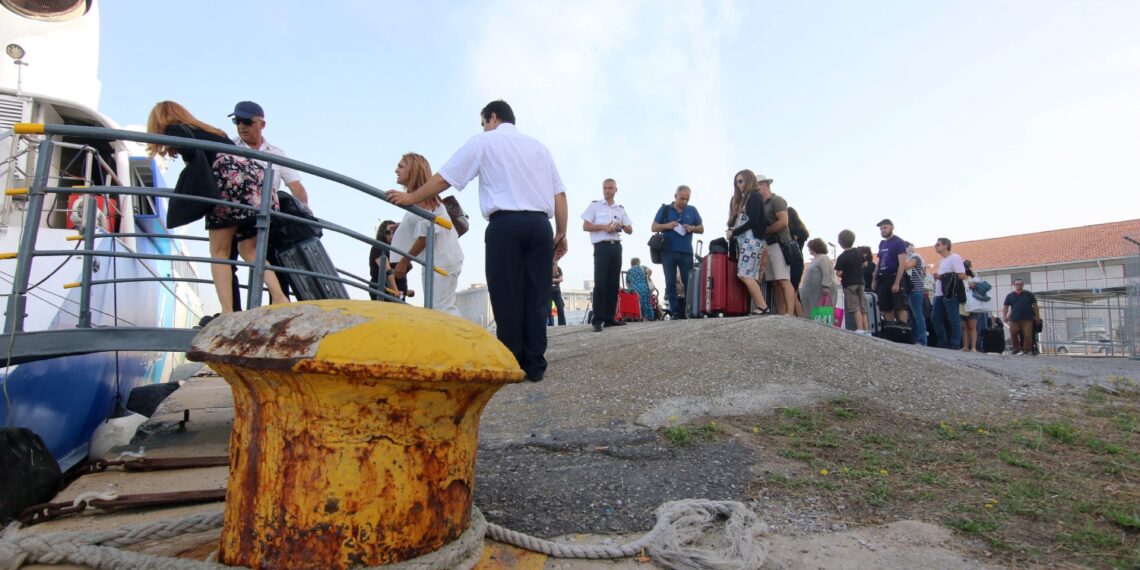 Γεμάτα αναχωρούν τα πλοία από Θεσσαλονίκη για Σποράδες