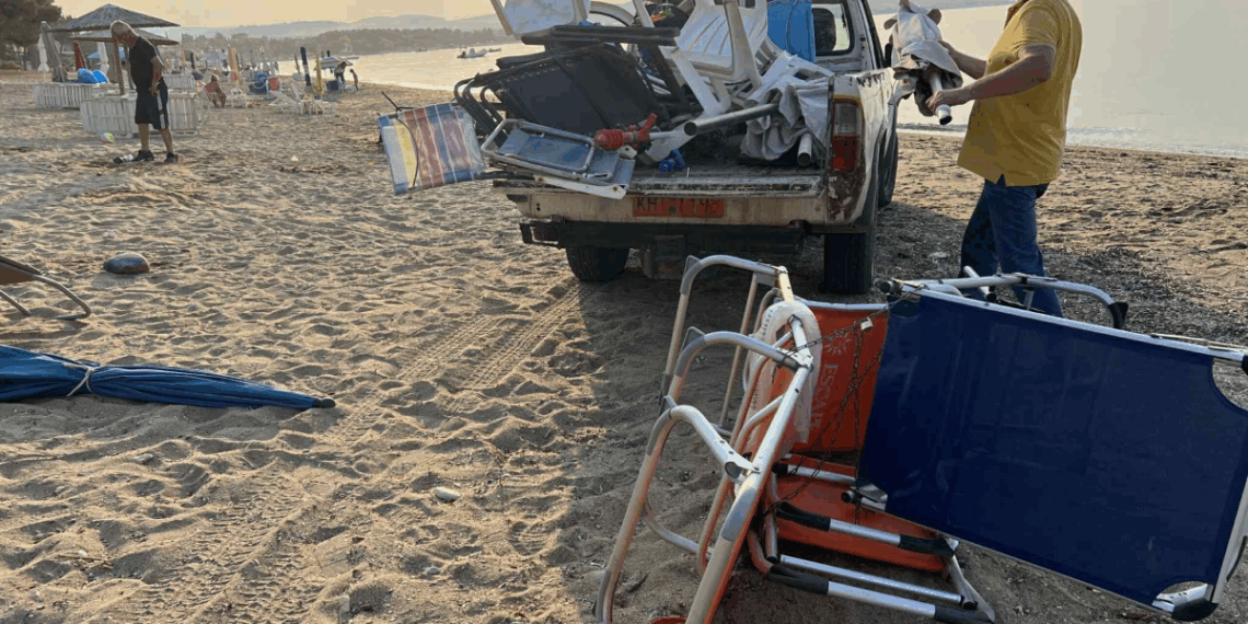 Ο Δήμος Πολυγύρου απομακρύνει ομπρέλες και ξαπλώστρες που είναι μόνιμα τοποθετημένες