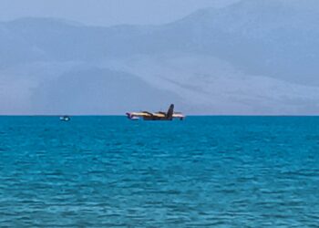 Βίντεο από την ρυμούλκηση του Canadair που αναγκάστηκε σε προσθαλάσσωση