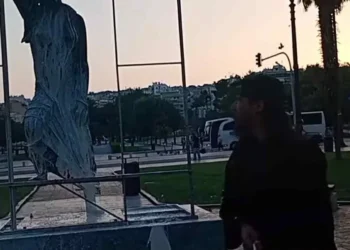 Ιερέας… έφτυσε το γλυπτό του Τζομπανάκη «Γυναίκα σε Λεωφορείο» (photo)