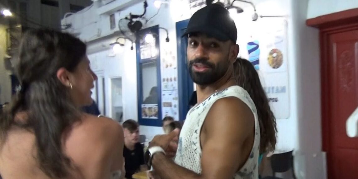 Στη Μύκονο ο Σαλάχ – Τον πήραν στο κατόπι οι θαυμάστριες