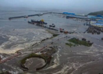 Σεισμός 8,8 Ρίχτερ στη Ρωσία: Υποβαθμίστηκε το επίπεδο συναγερμού για τσουνάμι στη Χαβάη (video)