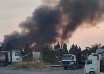 Φωτιά στη ΒΙΠΕ Σίνδου – Μήνυμα 112 στους κατοίκους (Video)