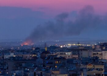 Μάχη των πυροσβεστών στη Σίνδο τη νύχτα – Σε ύφεση η φωτιά σε επιχείρηση ανακύκλωσης