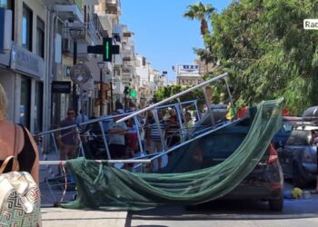 Απίστευτο! Σκαλωσιά έπεσε πάνω σε αυτοκίνητο – Απο θαύμα σώθηκε ο οδηγός (video)