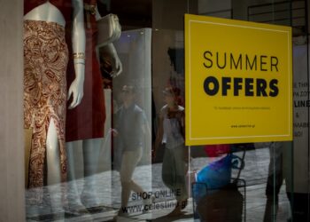 Καλοκαιρινές εκπτώσεις: Οι παγίδες και τα δικαιώματα των καταναλωτών