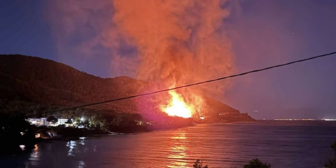 Μεγάλη φωτιά στη Θάσο: Εκτός ελέγχου το πύρινο μέτωπο πάνω από τον Λιμένα (video)