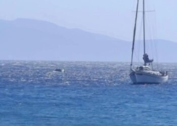 Τήνος: Αυτοκίνητο έπεσε στη θάλασσα και βυθίστηκε (video)