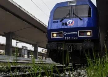 Ακινητοποιήθηκε τρένο στη Λάρισα λόγω φωτιάς - Καθυστερήσεις στα δρομολόγια