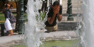 Θεσσαλονίκη: Κλιματιζόμενες αίθουσες, δωρεάν είσοδος σε κολυμβητήρια και μπάνια στη θάλασσα