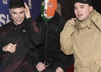 Στο αρχείο η έρευνα της αστυνομίας σε βάρος των Kneecap για τις δηλώσεις κατά του Ισραήλ στο Γκλάστονμπερι