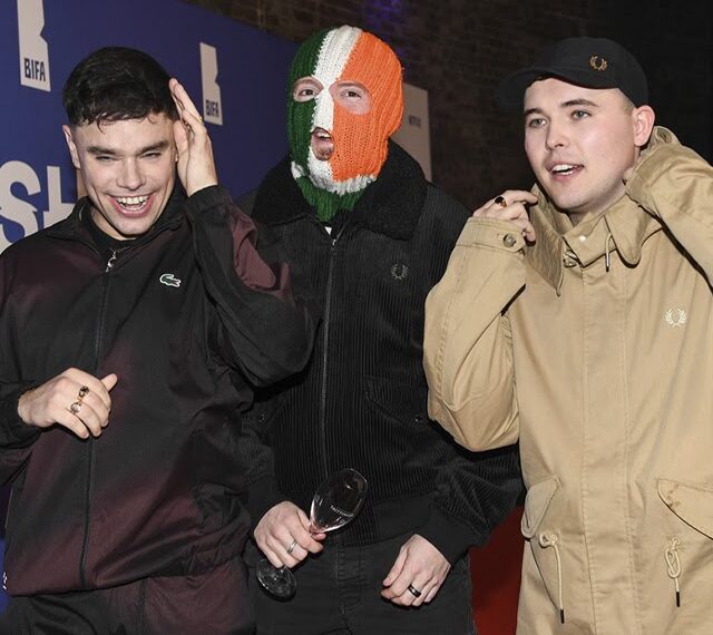 Στο αρχείο η έρευνα της αστυνομίας σε βάρος των Kneecap για τις δηλώσεις κατά του Ισραήλ στο Γκλάστονμπερι