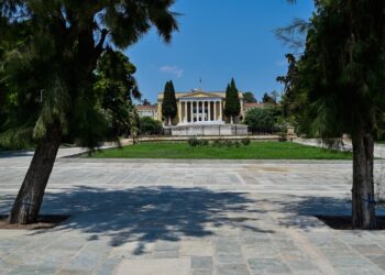 Γυναίκα αυτοπυρπολήθηκε μπροστά από την Αίγλη Ζαππείου