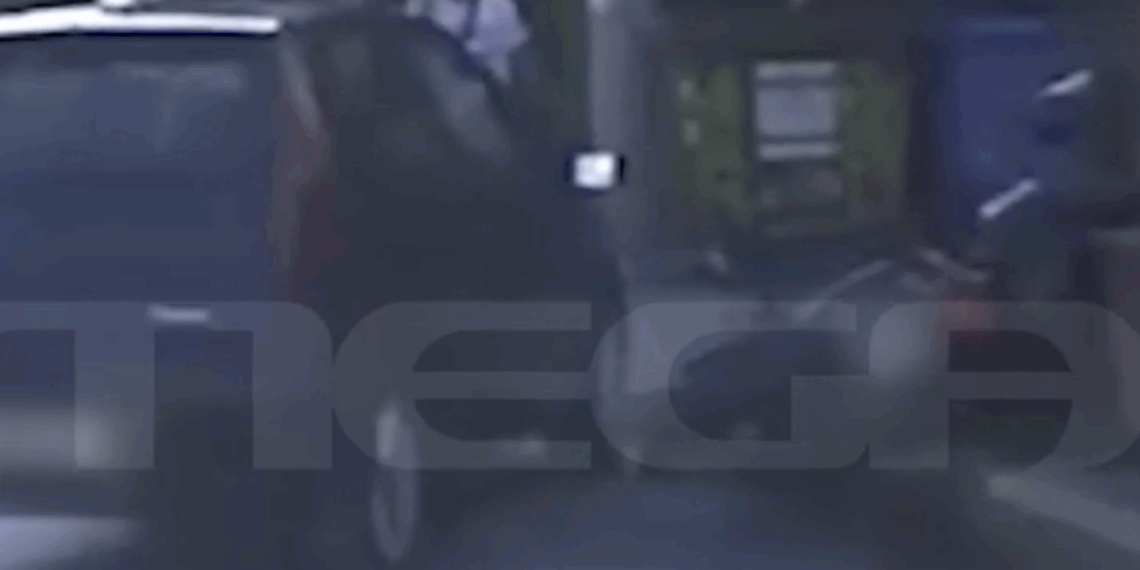 Καρέ καρέ η στιγμή που ΙΧ στρίβει πάνω σε μοτοσικλετιστή στο Παλαιό Φάληρο (video)