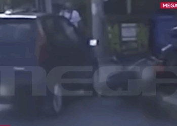 Καρέ καρέ η στιγμή που ΙΧ στρίβει πάνω σε μοτοσικλετιστή στο Παλαιό Φάληρο (video)