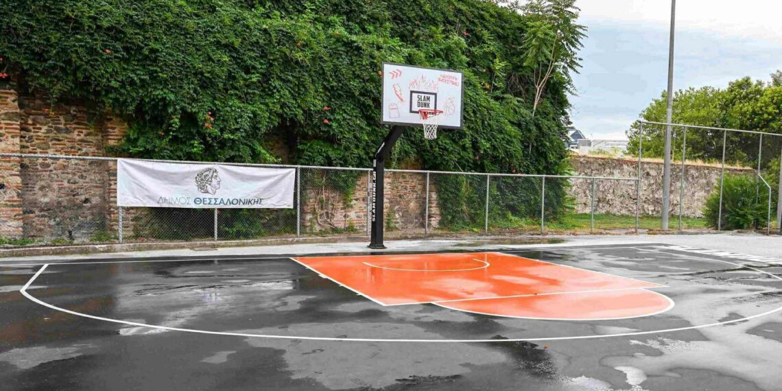 Παραδόθηκε προς χρήση ένα νέο γήπεδο μπάσκετ στην «καρδιά» της Θεσσαλονίκης (ΦΩΤΟ)