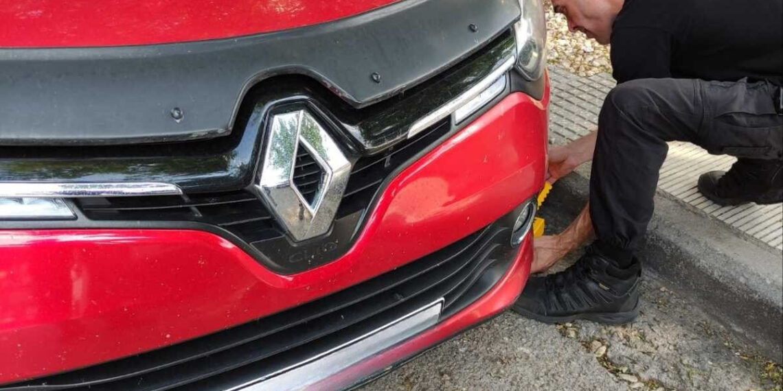 Επιστρατεύει τις «δαγκάνες» κατά της παράνομης στάθμευσης η δημοτική αστυνομία Θεσσαλονίκης