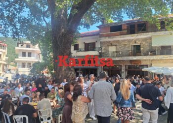 «Βούλιαξε» το Λιβάδι Ελασσόνας για τον Δεκαπενταύγουστο – Μεγάλο γλέντι κάτω από τον αιωνόβιο πλάτανο (ΦΩΤΟ+Video)