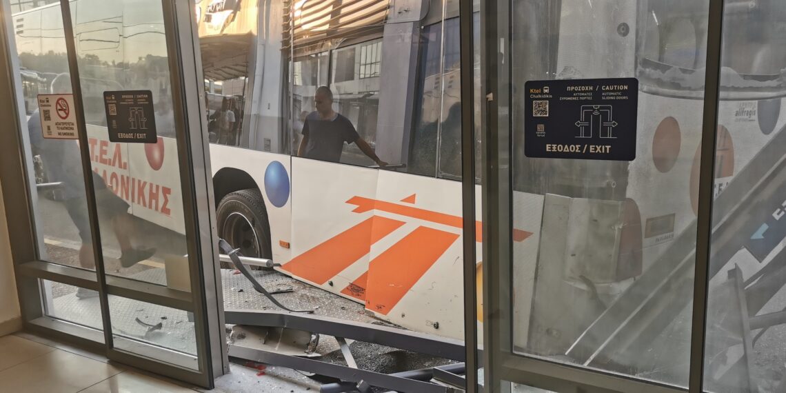 Θεσσαλονίκη: Λεωφορείο έπεσε στο κτίριο του ΚΤΕΛ Χαλκιδικής – Εκτεταμένες ζημιές (ΦΩΤΟ)