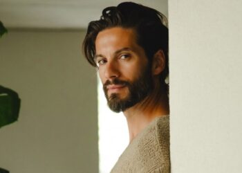 Και επίσημα στον ΣΚΑΪ ο Γιώργος Καράβας!