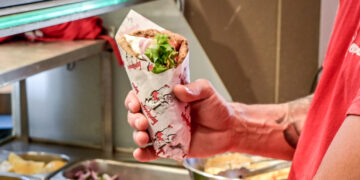 Θεσσαλονίκη – Πρόεδρος εστιατόρων: «Το πιτόγυρο πρέπει να ξεπεράσει τα πέντε ευρώ για να είναι βιώσιμη μια επιχείρηση»