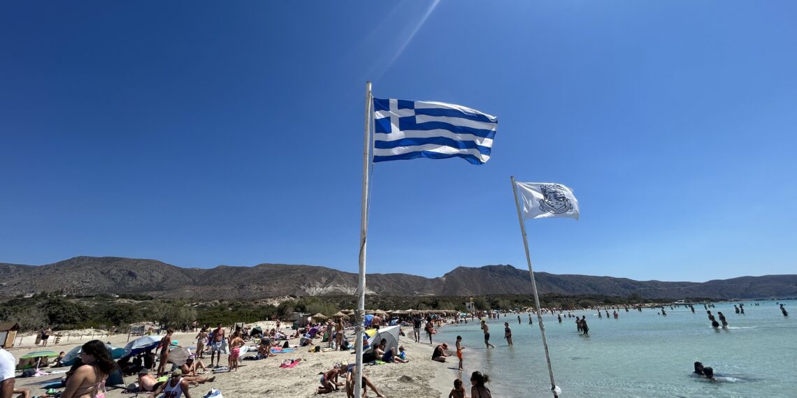 Ελαφονήσι: Καλοκαιρινό αδιαχώρητο με τουρίστες από κάθε γωνιά της Ευρώπης (photo)
