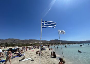 Ελαφονήσι: Καλοκαιρινό αδιαχώρητο με τουρίστες από κάθε γωνιά της Ευρώπης (photo)