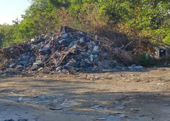 Έριξαν «βουνά» από μπάζα σε αγροτεμάχιο – Δικογραφία σε βάρος δύο ατόμων (ΦΩΤΟ)