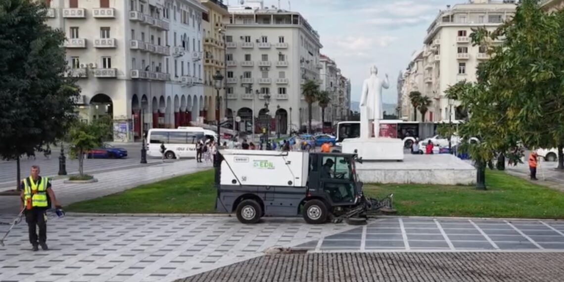 Επιχείρηση καθαριότητας στον εμβληματικό άξονα της Αριστοτέλους (vid)