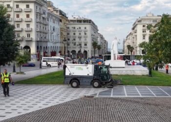 Επιχείρηση καθαριότητας στον εμβληματικό άξονα της Αριστοτέλους (vid)