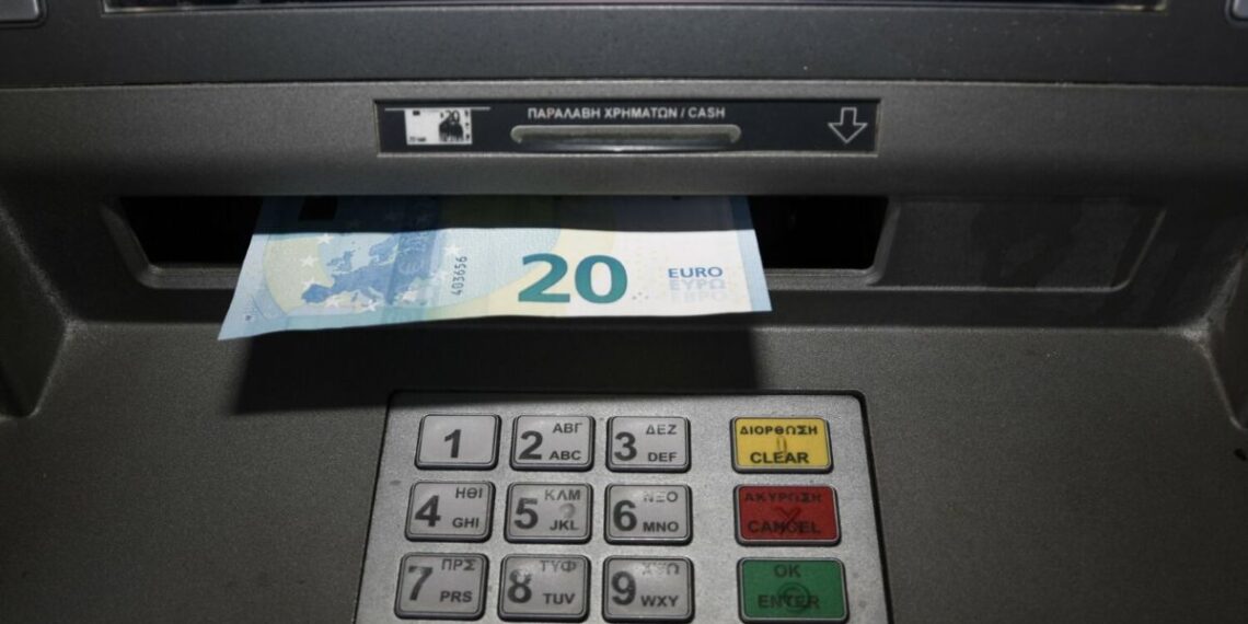 Χωρίς χρεώσεις οι αναλήψεις στα ΑΤΜ ελληνικών τραπεζών (video)