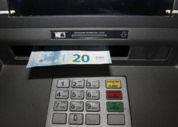 Χωρίς χρεώσεις οι αναλήψεις στα ΑΤΜ ελληνικών τραπεζών (video)