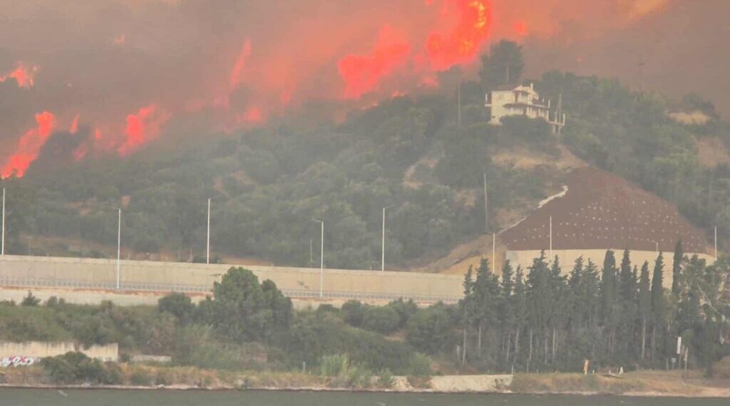 Μαίνεται η φωτιά στη Δυτική Αχαΐα – Μπαράζ μηνυμάτων «112»