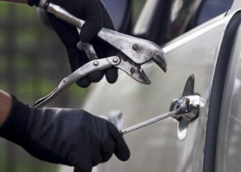 Τον έπιασαν στα «πράσα» να «ανοίγει» αυτοκίνητο στο κέντρο της Θεσσαλονίκης