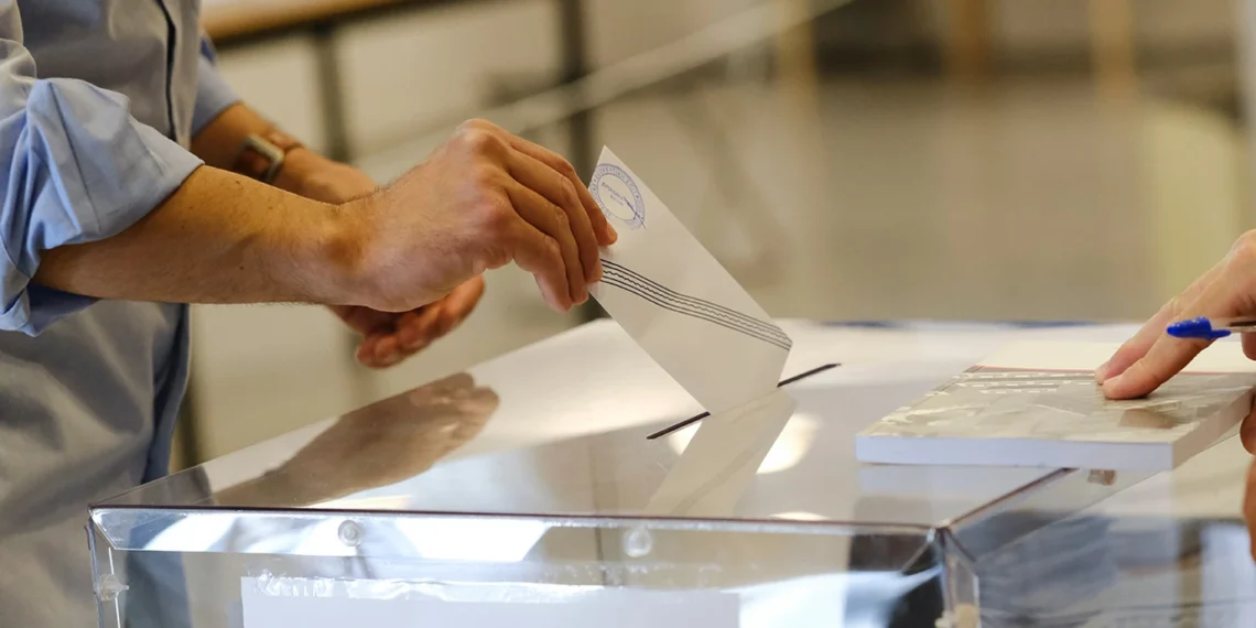 Δημοσκόπηση Interview: Φθορά για τη ΝΔ, σε τέλμα το ΠΑΣΟΚ, στο ναδίρ ο ΣΥΡΙΖΑ