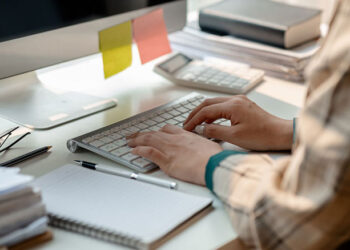 Εργασιακό νομοσχέδιο: Τι αλλάζει σε υπερωρίες, άδειες και ασφαλιστικές εισφορές