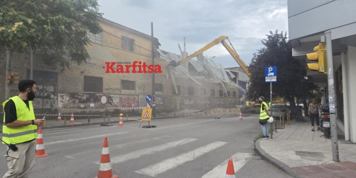 Γκρεμίζουν το ιστορικό κτίριο της «ΑΛΥΣΙΔΑΣ» στη Θεσσαλονίκη (ΦΩΤΟ – ΒΙΝΤΕΟ)