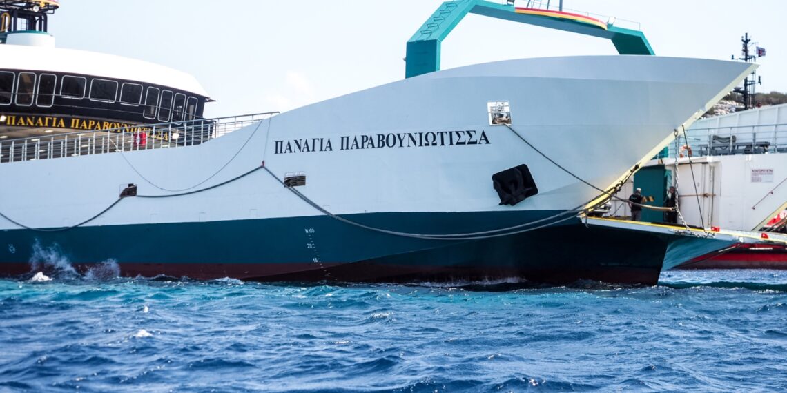 Νέα Στύρα: Ρήγμα 20 μέτρων βρήκαν οι δύτες στο πλοίο που προσάραξε σε ξέρα