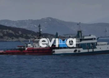 Ξεκίνησε η αποκόλληση του πλοίου στα Στύρα που προσάραξε σε ξέρα