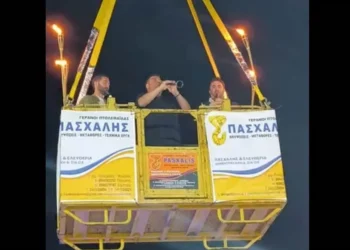 Υπερθέαμα σε πανηγύρι στην Κοζάνη – Κλαρινοπαίχτες εμφανίστηκαν πάνω σε γερανό (Video)