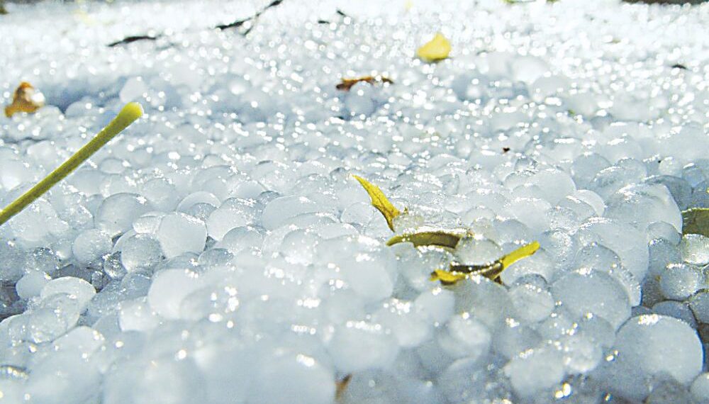 Άνοιξαν οι ουρανοί στα Τρίκαλα: Χαλάζι και ισχυροί άνεμοι προκάλεσαν ζημιές (video)