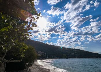 Καιρός: Με ζέστη και θυελλώδεις ανέμους