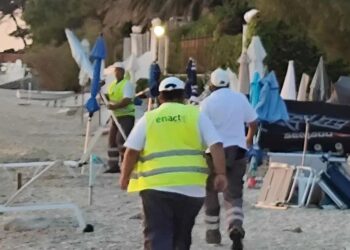 Χαλκιδική: Επιχείρηση απομάκρυνσης μόνιμων κατασκευών από παραλίες (ΦΩΤΟ+video)