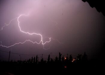 Κακοκαιρία σάρωσε την Ήπειρο και τη Δυτική και Κεντρική Μακεδονία: «Έπεσαν» 20.000 κεραυνοί (video)