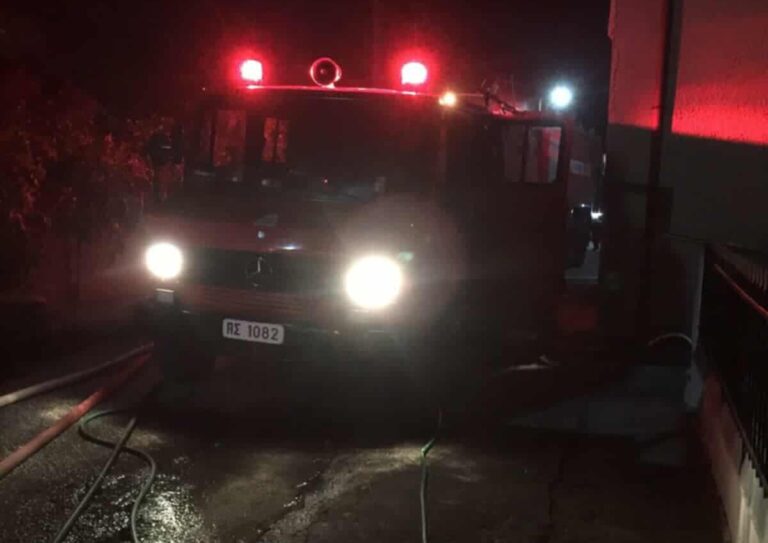 Στις φλόγες ακατοίκητο σπίτι στην Κοζάνη (PHOTO)